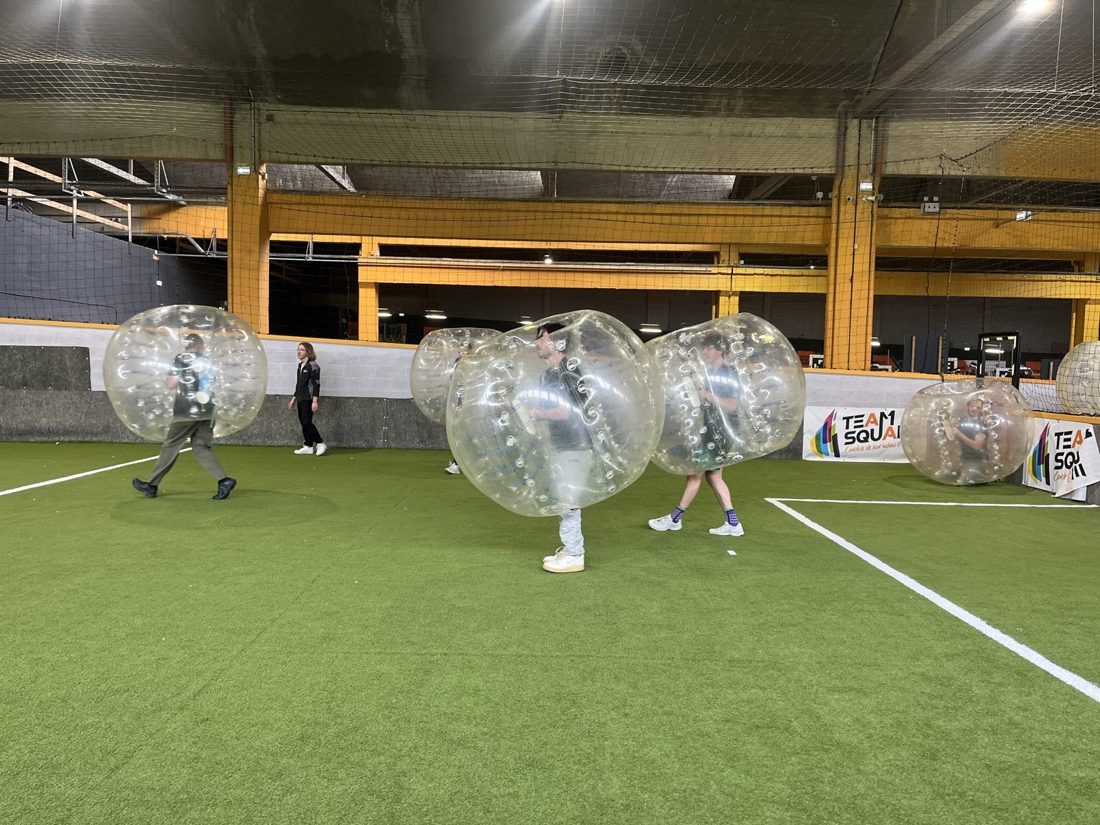 Un groupe s'affronte en Bubble Foot chez Team Square près de Douai